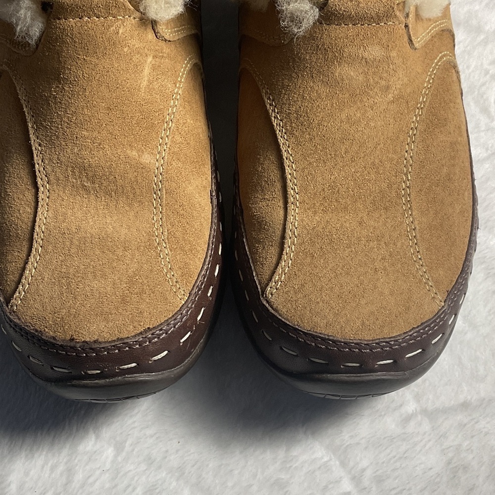 The North Face Tan and Cream Winter Boots with snowflakes - Picture 2 of 9